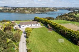 金塞尔Marina views, Kinsale, Exquisite holiday homes, sleeps 20的河旁草坪上房子的空中景观