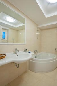 奥尼斯海滩简易别墅套房酒店的一间浴室