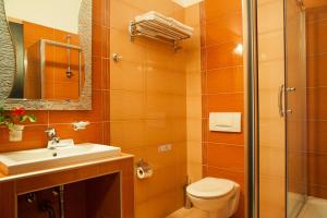 卡兰巴卡迈特奥雷迪斯酒店的浴室配有卫生间、盥洗盆和淋浴。