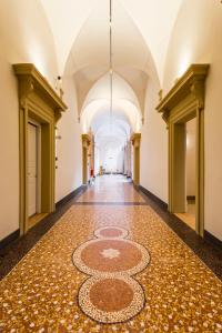 博洛尼亚Design Club Collection的大楼里铺着瓷砖地板的空走廊