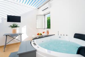 蒙塔尔巴诺马塞里亚安雪拉酒店的大型白色浴室设有大浴缸