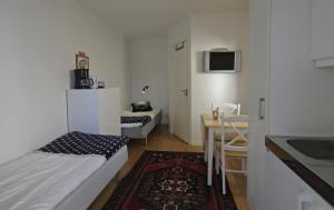 卡琳贡Logi & Bastu的白色的小房间,配有床和桌子