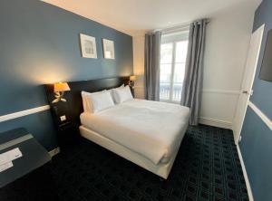 Hôtel Etoile Trocadéro客房内的一张或多张床位