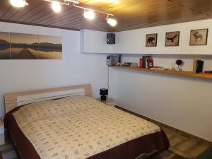NistertalGemütliche Ferienwohnung mit Kamin und Sauna!的卧室配有一张床,墙上设有架子