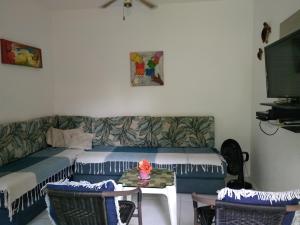 因巴塞Casa em Imbassai的客厅配有沙发和桌子