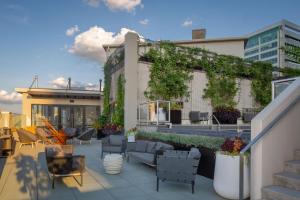费城费城温莎套房酒店的一座带家具和常春藤的屋顶庭院