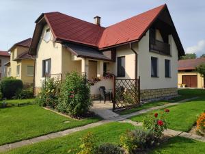 利普托夫堡利普托斯基彼得度假屋的红色屋顶的房子