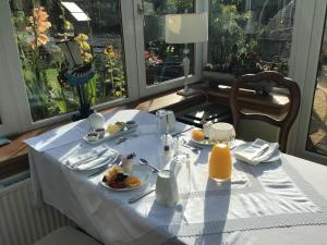 道格拉斯堡纽黑文住宿加早餐旅馆的一张桌子,上面有白色的桌布,上面有食物