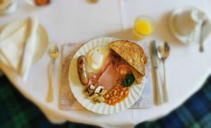 爱丁堡布利格欧东旅馆的桌上一盘带鸡蛋和豆子的食物