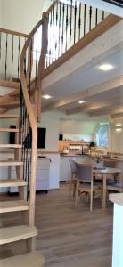 内林加"Pamario Namelis" - Preiloje的一间设有楼梯、桌子和厨房的房间