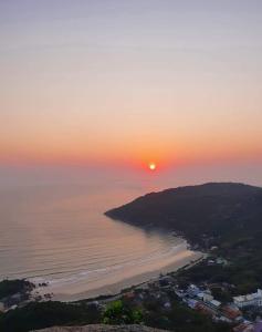 邦比尼亚斯Recanto da Conceição的海洋和海滩上的日落