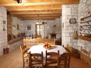 斯泰洛米诺斯Gerolakos Country Houses的厨房以及带桌椅的用餐室。