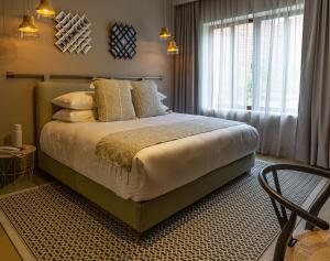 墨西哥城Agata Hotel Boutique & Spa的一间卧室设有一张大床和一个窗户。