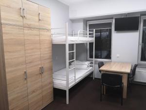 耶莱尼亚古拉Hostel Anilux的客房设有书桌、双层床和桌子。