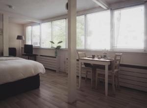 瓦瑟纳尔B&B Het Ruime Sop的一间卧室配有桌子、床和窗户