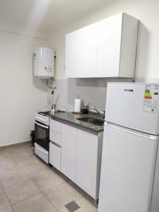 圣多美Departamento Santo Tome centrico的厨房配有白色橱柜和冰箱。