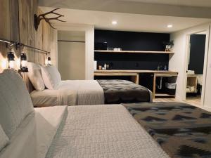 PonderayOutdoors Inn的酒店客房,设有两张床和一张沙发