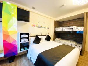 新加坡five6 Hotel Splendour的一间卧室配有一张床和双层床