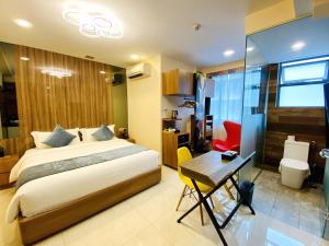 新加坡five6 Hotel Splendour的酒店客房配有一张床、一张书桌和一张书桌。