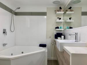 阿波罗湾滨海汽车旅馆的一间浴室