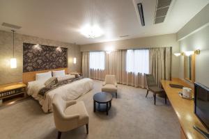 八户市八户公园酒店的酒店客房设有一张大床和一台电视机。