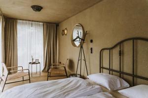 Sveti Jurij ob ŠčavniciFalkensteiner Premium Camping Lake Blagus的一间卧室配有一张床、镜子和窗户