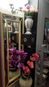 伦敦罗马路市景酒店的镜子和花瓶