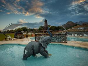 贝尼多姆Magic Natura Resort的站在水中的大象雕像