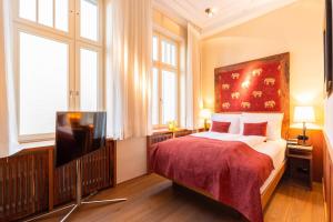 柏林奥拉尼亚.柏林酒店的一间卧室配有一张床和一台平面电视