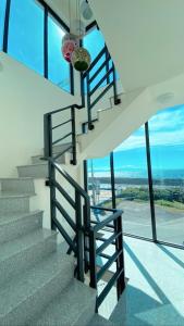小琉球岛珊瑚屿的一座带玻璃窗的房屋内的楼梯