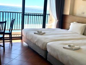 盐寮海的声音的酒店客房设有两张床和一个阳台。