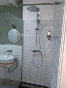 绍莱Logement rénové et moderne au Sacré Coeur Cholet的带淋浴和盥洗盆的浴室
