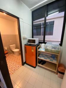 清迈班蓬潘公寓的客房设有带微波炉和冰箱的厨房