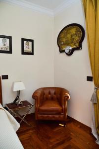 罗马Regal House Roma的一间墙上有椅子和时钟的房间