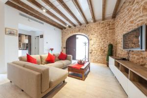 阿尔库迪亚Casa Sa Pedra, en el centro histórico de Alcudia的客厅配有沙发和桌子
