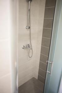 拉纳卡轻歌剧之家公寓的浴室内配有淋浴和头顶淋浴