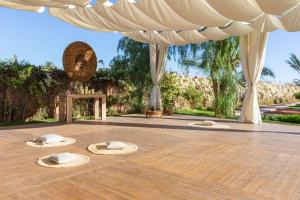 马拉喀什林帕茨温泉酒店的铺有木地板的带草帽的天井