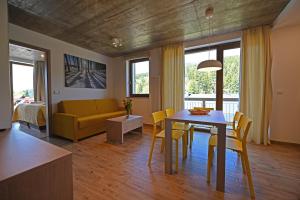 多尔尼莫拉瓦Vetrnik Depandance Hotelu Jirinka的用餐室以及带桌椅的起居室。