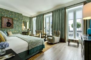 伦敦Brown's Hotel, a Rocco Forte Hotel的一间卧室配有一张带绿色窗帘的大床