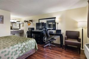 金斯波特金斯波特伊克诺旅馆的酒店客房配有一张床和一张带电脑的书桌