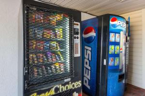 金斯波特金斯波特伊克诺旅馆的一台苏打水自动售货机旁边百事可乐