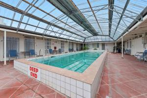 圣海伦斯Bayside Hotel的一个带玻璃屋顶的大型游泳池