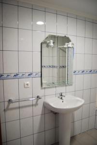 奥尔塔Residência Machado的一间带水槽和镜子的浴室