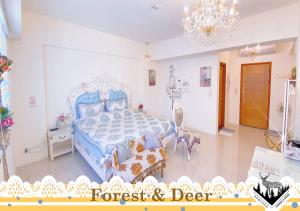 台南森林鹿红茶民宿的一间卧室配有蓝色的床和吊灯。