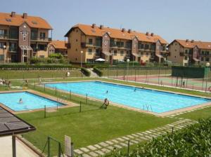 柯米拉斯Apartamento en Comillas_Rovacias guest house的一座大型游泳池,那里有游泳的人