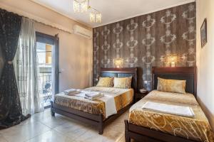 卡兰巴卡托蒂精品客房酒店的一间卧室设有两张床和窗户。
