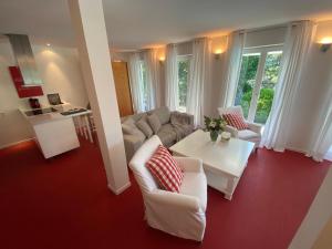 奥伯斯特多夫Landhaus am Plattenbichl - Luxus Apartment mit Privat-Pool und Sauna - im Sommer Bergbahn inklusive的客厅配有沙发和桌子