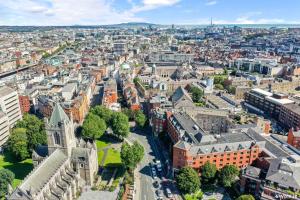 都柏林Leonardo Hotel Dublin Christchurch的城市空中景观和建筑