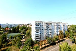 白采尔科维Водопійна 19 CityRooms的享有白色公寓大楼的空中景致