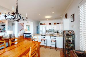 棕榈岛Ocean Boulevard 802的厨房以及带木桌和椅子的用餐室。